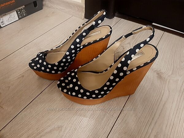 Босоніжки на танкетці