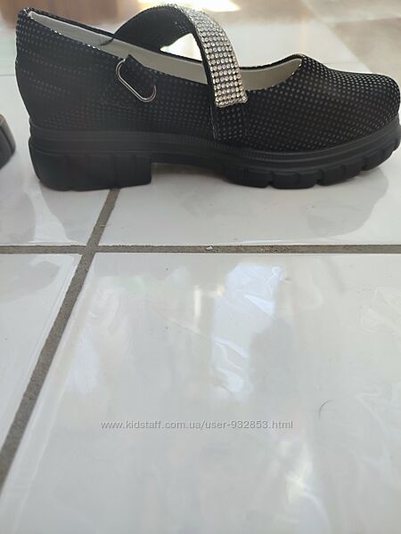 Туфельки на дівчинку 31 розміру.