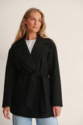 Коротке чорне пальто з паском NA-KD