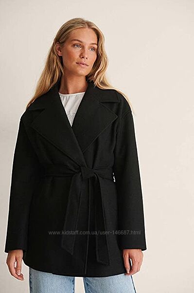 Коротке чорне пальто з паском NA-KD