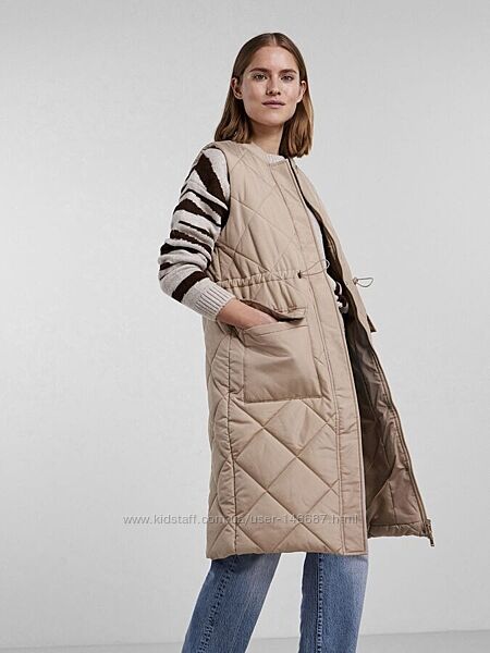 Довга стьобана жилетка з накладними кишенями Pieces