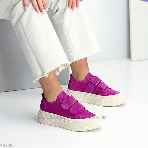 Модні яскраві малинові кеди на липучках натуральна замша на платформі