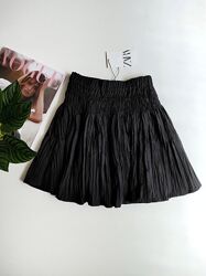 Стильная черная юбка фирмы ZARA.