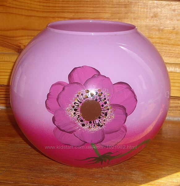 Красивая цветная круглая ваза с цветами