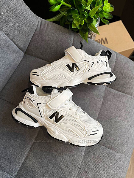 Стильні білі кросівки під бренд