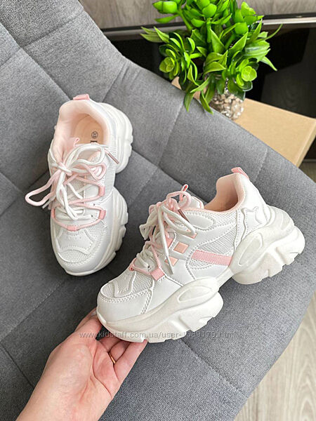  Крутезні білі з рожевим кросівки