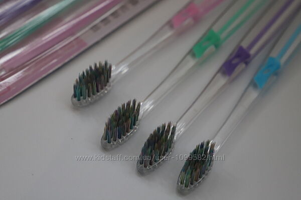 Набор зубных щеток с цветными щетинками из 4-х штук