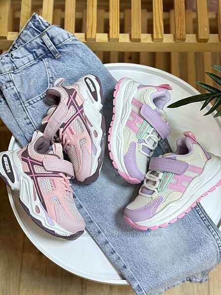 Гарні кросівки для дівчинки
