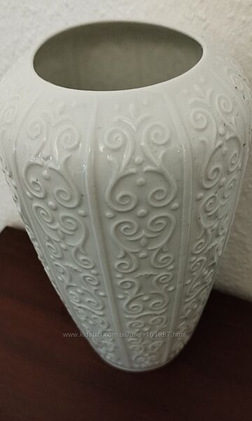 Красивая немецкая белая ваза Royal Bavaria Handarbeit. 