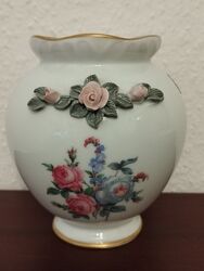 Красивая немецкая ваза с лепкой Gerold Porzellan. Bavaria. Высота-15см.