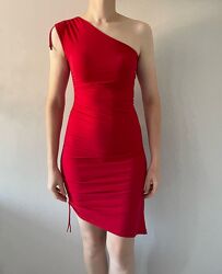 Асимметричное красное платье с драпировкой