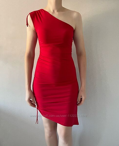 Асимметричное красное платье с драпировкой