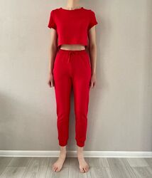 Червоний спортивний костюм, вкорочений топ штани
