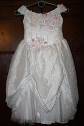 Красивое новое белое платье с розочками на рост от 116 до 134 см