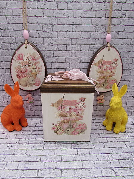 Великодній декор, короб і два яйця підвіски.
