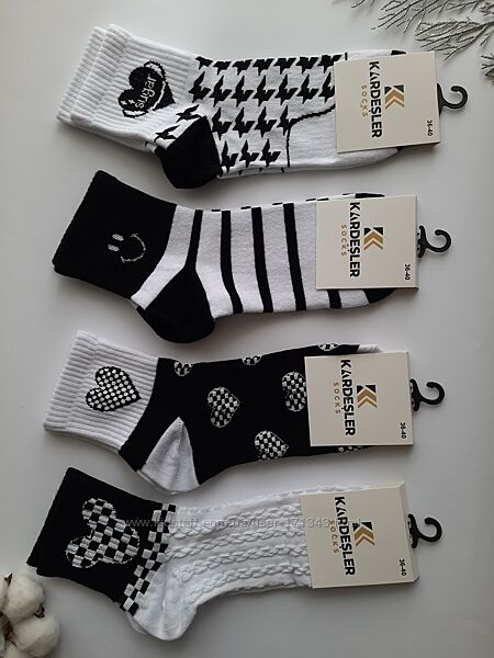Шкарпетки жіночі в чорно-білому стилі з оригінальними принтами kardesler