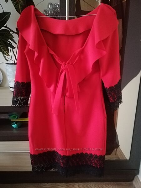 Червоне плаття з мереживом