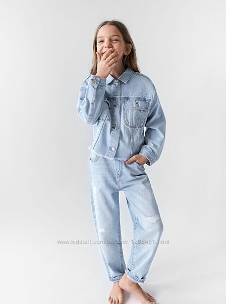 Голубые джинсы мом ZARA Зара с потертостями