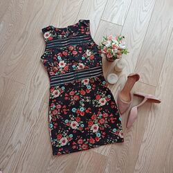 Короткое черное платье в цветы