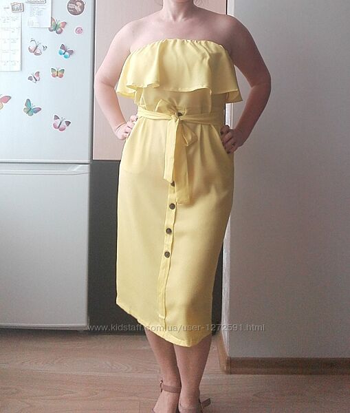 Летнее желтое платье с воланом, открытыми плечами