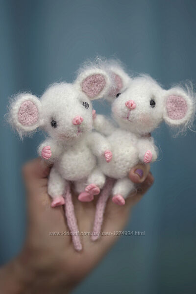 Белые мышата в шапочках с пледиками 