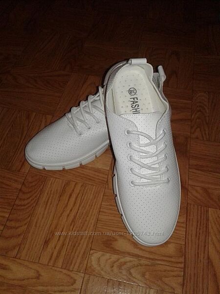 Кроссовки женские