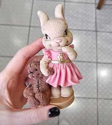 Урок по окрашиванию шоколадной фигурки в молде Дарья Евсеева