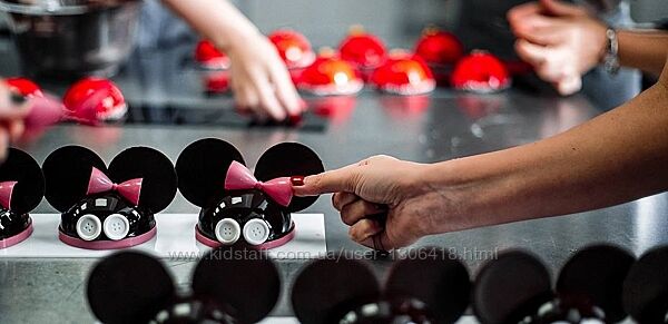 Шоколадные фигурки и пирожные в виде героев мультфильмов Кислицын