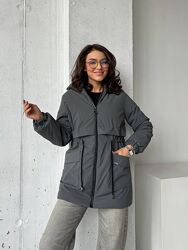 Куртка демісезонна з капюшоном та карманами.