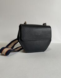 Маленька шкіряна сумочка з широким текстильним ременем