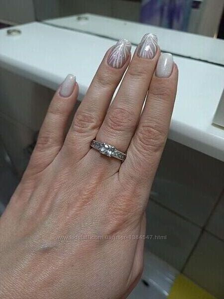 Серебряное кольцо в камнях 18,5 размер. 