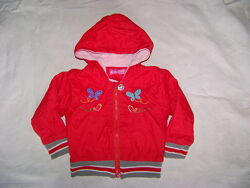 Красная куртка-ветровка на махровой подкладке с капюшоном