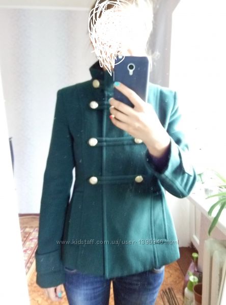 Пальто зеленого цвета
