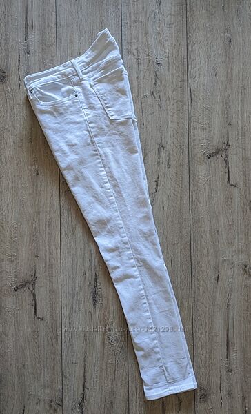 Белые женские джинсы б/у Levi&acutes Strauss W30 L32 стрейчевые