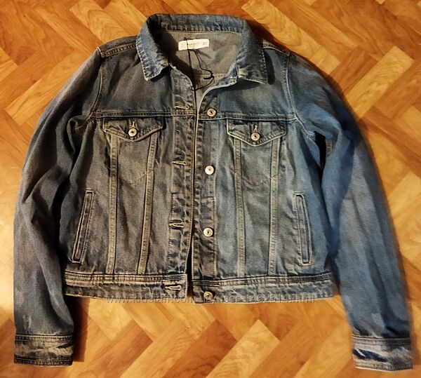 Женская джинсовая курточка MANGO.