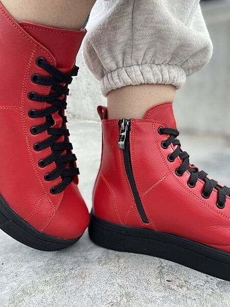 Зимние красные кроссовки ботинки на низком ходу кожаные