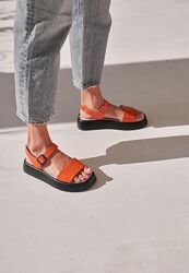 Босоніжки помаранчеві шкіра натуральна товста чорна підошва v7-110-36o