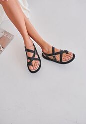 Босоніжки через палець чорна шкіра натуральна низький хід v7-110-38ch