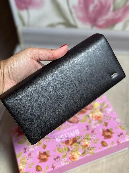 Чорний, шкіряний гаманець на магнітах