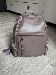 Жіночий, місткий рюкзак відмінної якості.