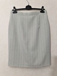Светлая юбка серая в полоску прямая классика со шлицей средняя длина женск