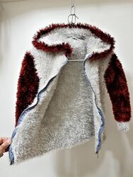 Тёплая пушистая куртка-кофта вязаная на молнии с капюшоном серая-красная