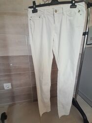  Білі джинси Bershka