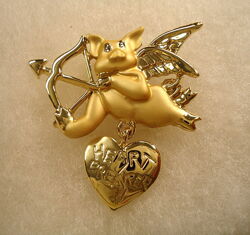 винтажная брошь в виде свинки-купидона
