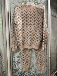 Теплий жіночий костюм