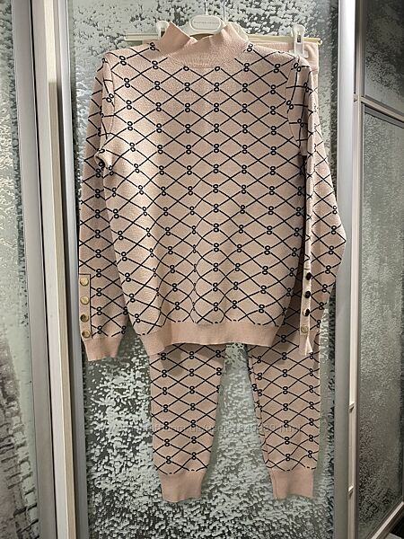 Теплий жіночий костюм