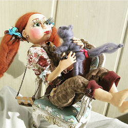Авторская кукла Девочка на стуле с котенком-кукла ручной работы 