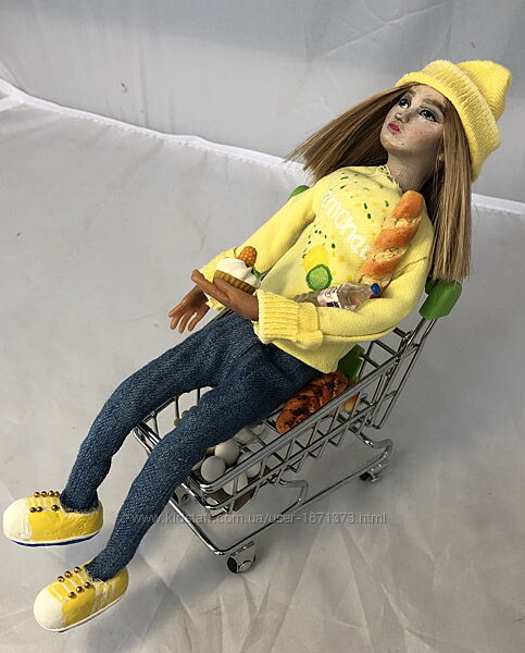 Авторская кукла Девушка в торговой тачке в желтой шапке