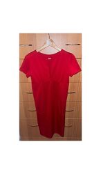 Платье  тянется