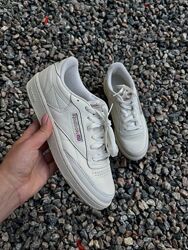 В наявності  шкіряні кросівки Reebok 40-41p. 